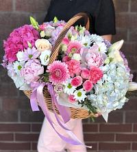 Композиция солнечный день в Винодельненском Цветочная композиция из Розы, Хризантемы, Пионы и Лизиантусы в корзине в Винодельненском