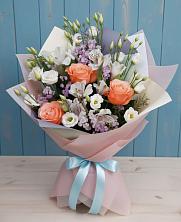 Букет цветов из:  Лизиантусы, Розы, Альстромерии и Гипсофила в Винодельненском