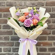 Букет цветов из:  Лизиантусы и Розы в Винодельненском