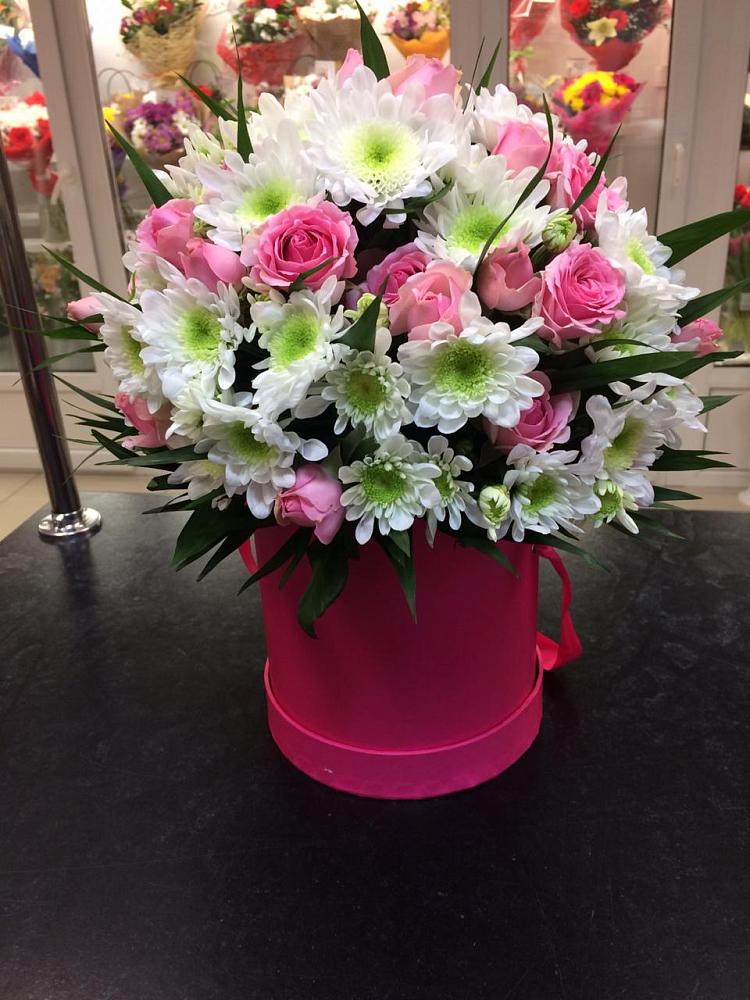 Цветочная композиция из Розы и Хризантемы в шляпной коробке в Винодельненском